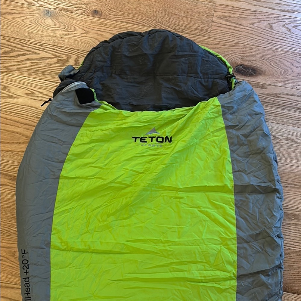 TetonTrailhead 20F Sleeping Bag in like new condition and stuff sack